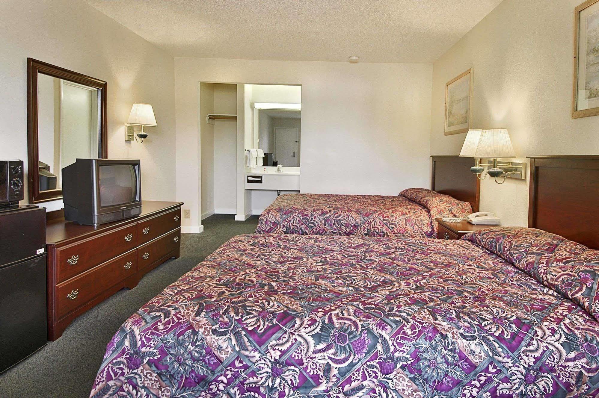 למברטון Rodeway Inn חדר תמונה